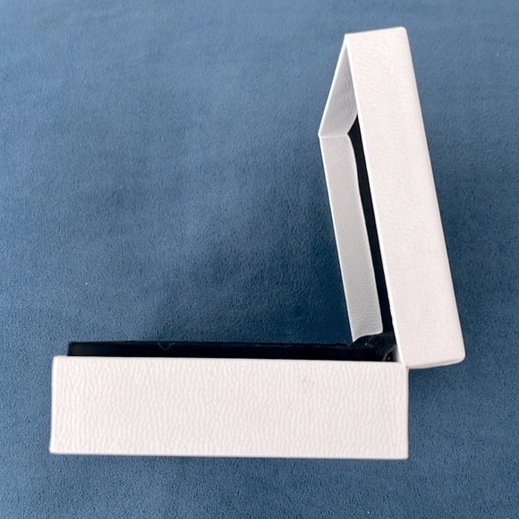 Authentic Pandora Box with Pouch (standard for bracelet or necklace) - Picture 6 of 7